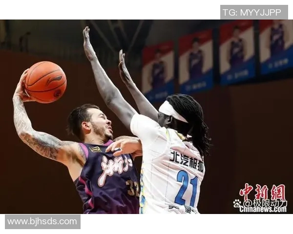 勇士队与倔金队激战11月5日赛场上演精彩对决引发球迷热议 勇士队与倔金队激战11月5日赛场上演精彩对决引发球迷热议